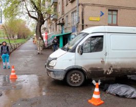 Сдававший назад микроавтобус в Челябинске совершил наезд на пенсионерку