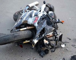 В Миассе мотоциклист-бесправник ударил ВАЗ и врезался в столб, есть погибшие