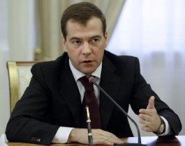 Медведев пообещал разобраться с низкими зарплатами на ЗМЗ