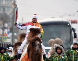 В челябинской эстафете Олимпийского огня приняли участие верблюды, мотоциклисты и трамвай