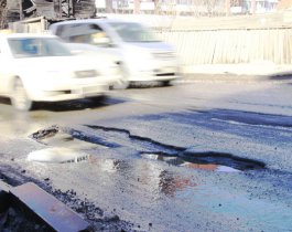 Возле Торгового центра в Челябинске под землю ушла проезжая часть