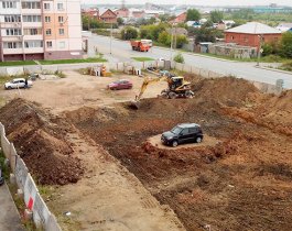 В Челябинске строители взяли в плен иномарку