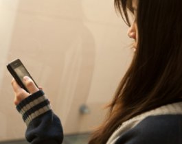 Пока женщина рожала, санитарка решила "позаимствовать" у нее телефон