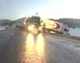 Вдоль трассы М5 лежат перевернутые фуры