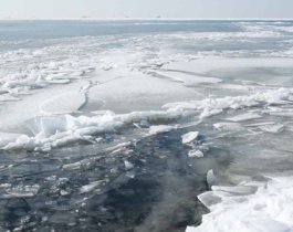 Экстренные службы предупреждают южноуральцев - на водоемах тонкий лед
