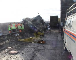 Массовое ДТП под Троицком: из-за столкновения двух большегрузов пострадали "швед" и "кореец"