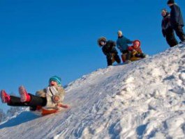 В Челябинске 9-летняя девочка едва не погибла, катаясь с горки