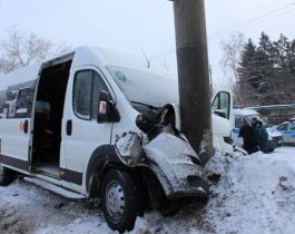 В Челябинске переполненная маршрутка врезалась в столб