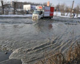 Из-за прорыва канализации на въезде в Челябинск образовалась пробка (Фото, Видео)