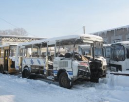 Маршрутка снесла ограждение автосалона, сбив на тротуаре женщину с ребенком