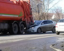В Златоусте пьяный бесправник протаранил стоящий мусоровоз