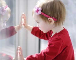 3-летняя девочка, выпавшая из окна общежития в Южноуральске, переведена в Челябинск