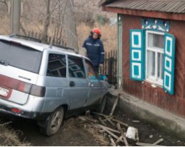 Машина «упала» на жилой дом в Троицке: есть пострадавшие