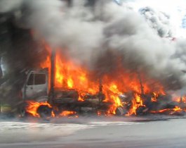 Две фуры столкнулись под Златоустом. Один человек заживо сгорел