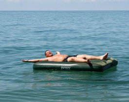 Челябинца, которого унесло на матрасе, спасатели эвакуировали с озера Смолино