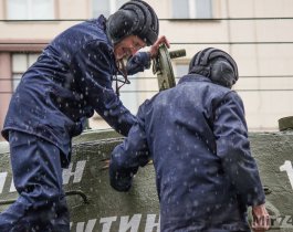 На параде в Челябинске под проливным дождем побывало около семи тысяч жителей (ФОТОРЕПОРТАЖ)