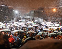 Тысячи жителей Южного Урала собрались у Стены Памяти несмотря на снег и дождь