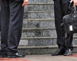 В России закрывают заводы и продают рестораны