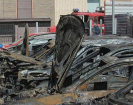 Ночью в центре Челябинска сгорели 4 дорогие иномарки