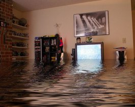 Квартиры Челябинцев заливает дождевой водой.