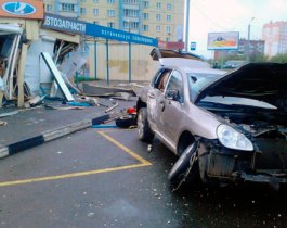 Челябинец на Porsche разнес в хлам остановку и сбежал с места ДТП