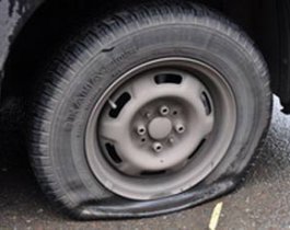 В Челябинске, в Ленинском районе за ночь проткнули колеса 70 автомобилей