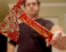 Безумный отец закрылся в квартире и пытался сбросить ребенка