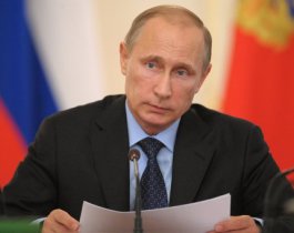 Путин поручил поддержать печатные издания