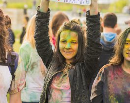 Пять тысяч жителей Челябинска закидали друг друга тонной краски.