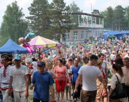В эти выходные на озере Сунгуль прошел Бажовский фестиваль.