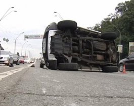 В Челябинске перевернулся джип, водитель пытался проскочить на красный.