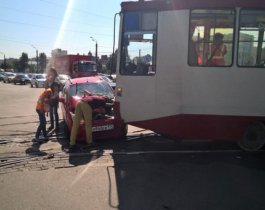 В центре Челябинска трамвай замял иномарку.