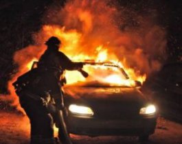 Пожар на стоянке в Челябинске уничтожил четыре и повредил две машины