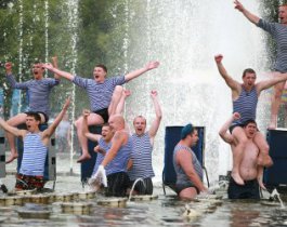 В День ВДВ для челябинских десантников не стали отключать фонтаны.