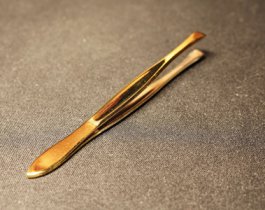 Обокрала магазин техники при помощи щипцов для бровей