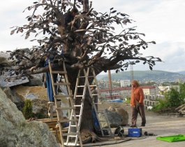 В златоустовском Горном парке устанавливают новую скульптуру - «Дуб жизни»