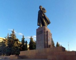 В Челябинске была оцеплена площадь Революции из-за подозрительного пакета в автобусе