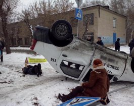 Такси "Класс" перевернулось в Челябинске, «подмяв» пешехода