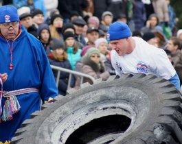 В День народного единства на главной площади Челябинска состоялось Шоу силачей.
