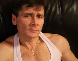 В Челябинске обнародованы фото изверга, облившего кислотой трех человек