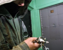 В Челябинске с поличным взяли серийного вора, обчистившего 13 квартир