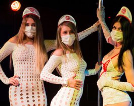 Во время эпидемии гриппа челябинские стриптизерши работают в масках