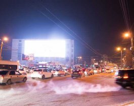 Приставы включили большой экран на Комсомольском проспекте