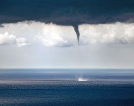 На видо попал смерч над Челябинском