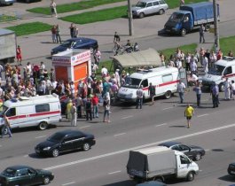 Иномарка врезалась в толпу людей в Челябинске