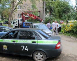 Девушка в положении забаррикадировалась в арестованной иномарке своей матери