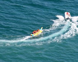 Девушка разбила голову, перевернувшись на банане на озере Смолино