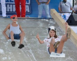 На площади Революции челябинцы катались с ледяной горы