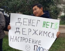 Говорить можно, а цитировать нельзя. Полиция задержала двух молодых людей за плакаты с цитатами Медведева