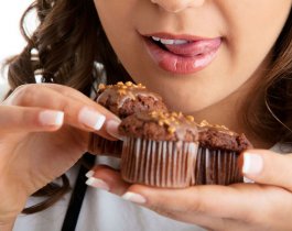 Как есть и не толстеть? Специалисты рассказали, как не набрать вес за праздники